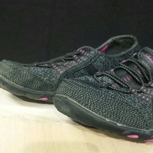 Skechers Womens size 6.5 slip on shoe